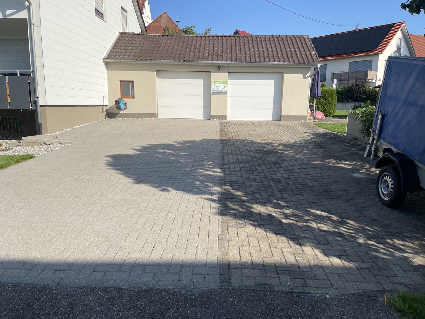 Vorher-Nachher-Foto einer gereinigten Pflastersteinauffahrt, Beispiel-Input für PennyPost